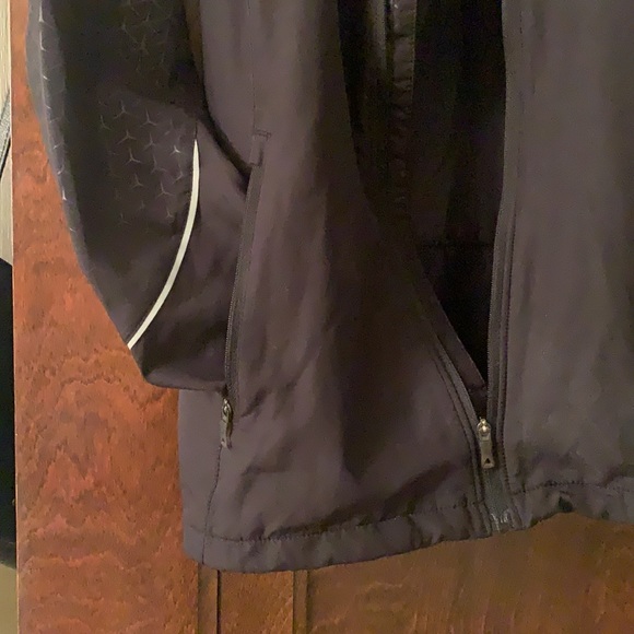 The north face front zip with two front pockets and functional back pocket. - Picture 3 of 6